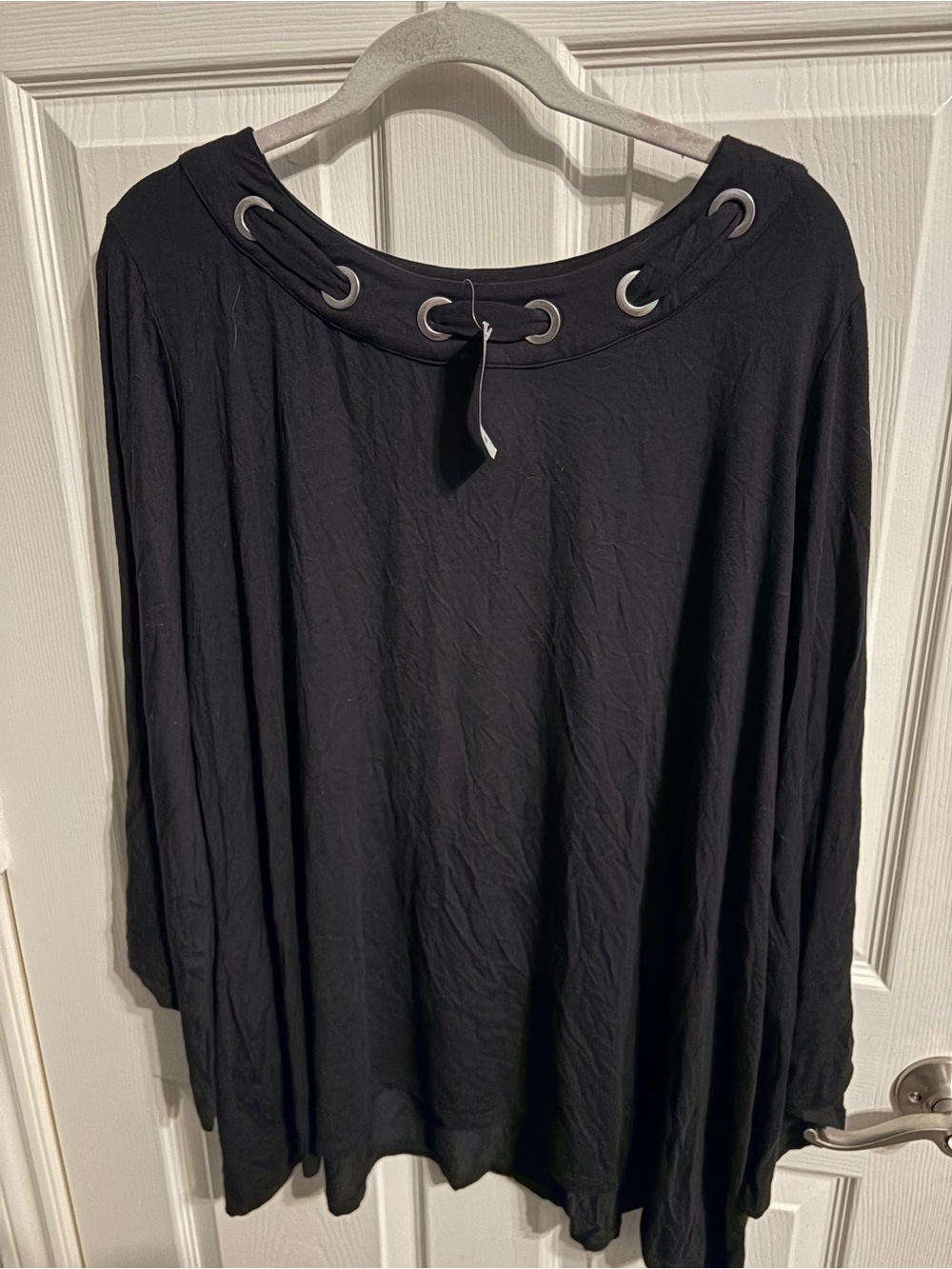 369- NWT Avenue Black Long-Sleeve Top with Grommet Neck